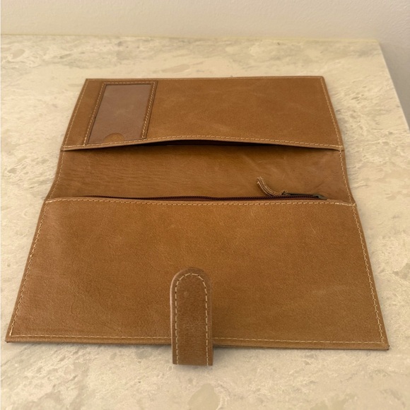 Passport Travel Wallet Made of Soft Leather NWOT Zippered Pocket, Inside Sleeve - Picture 5 of 5